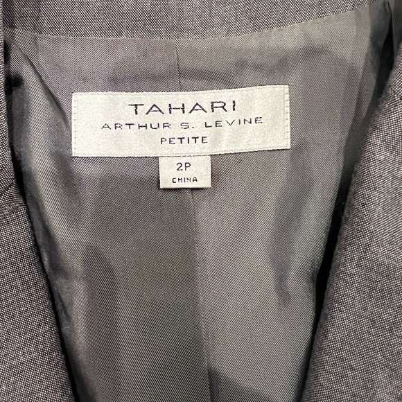 Tahari - Grey short sleeve suit jacket - size 2P - Picture 2 of 6